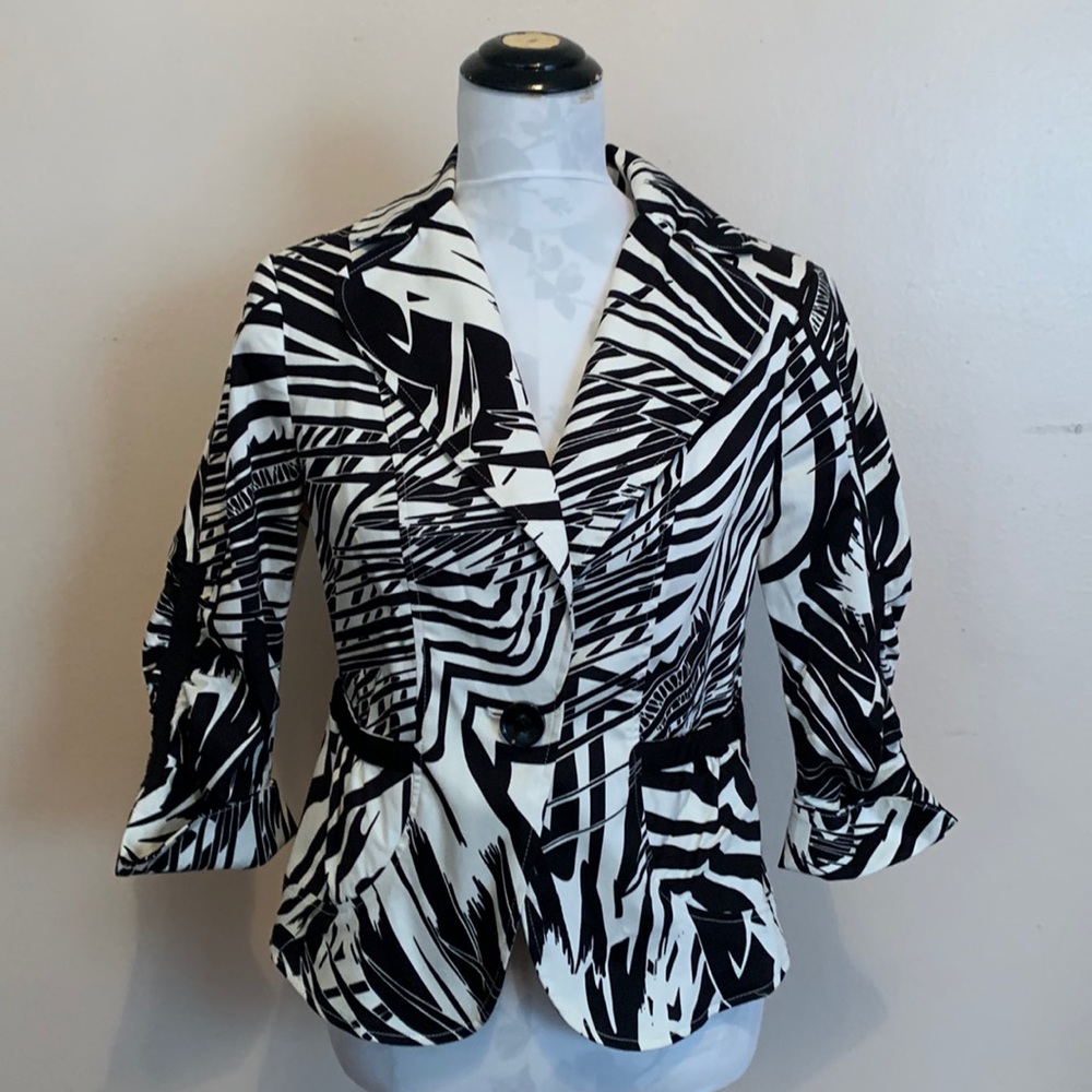 Leslie Stuart White and Black Zebra Print Cotton/Spandex ZipperJacket